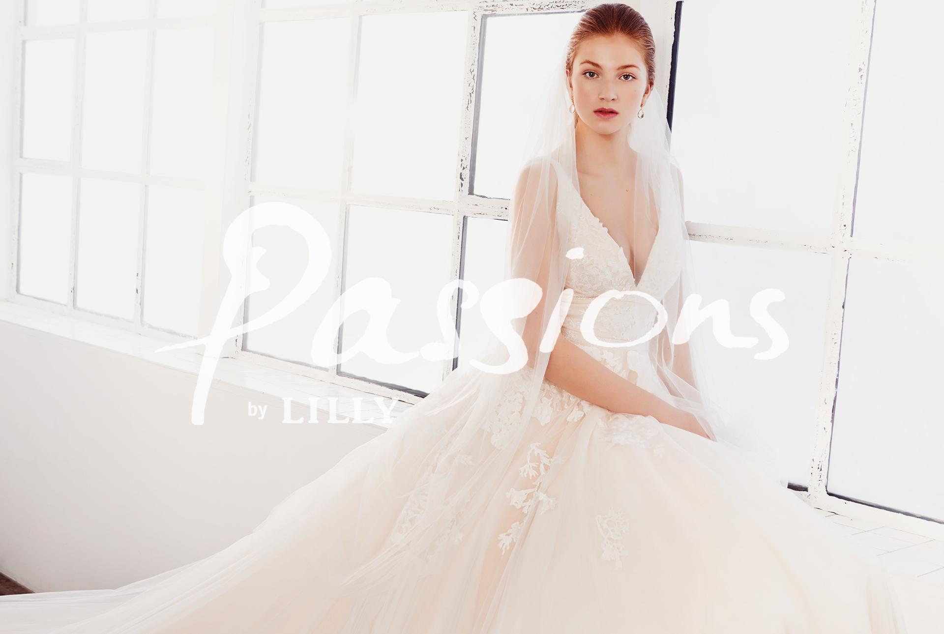 Blush farvet brudekjole med bateau-udskæring i tyl og blonder